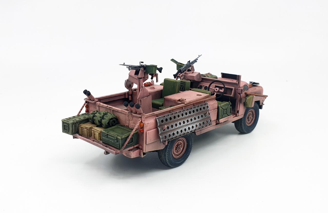 MMZ 1 35 SAS Land Rover Pink Panther