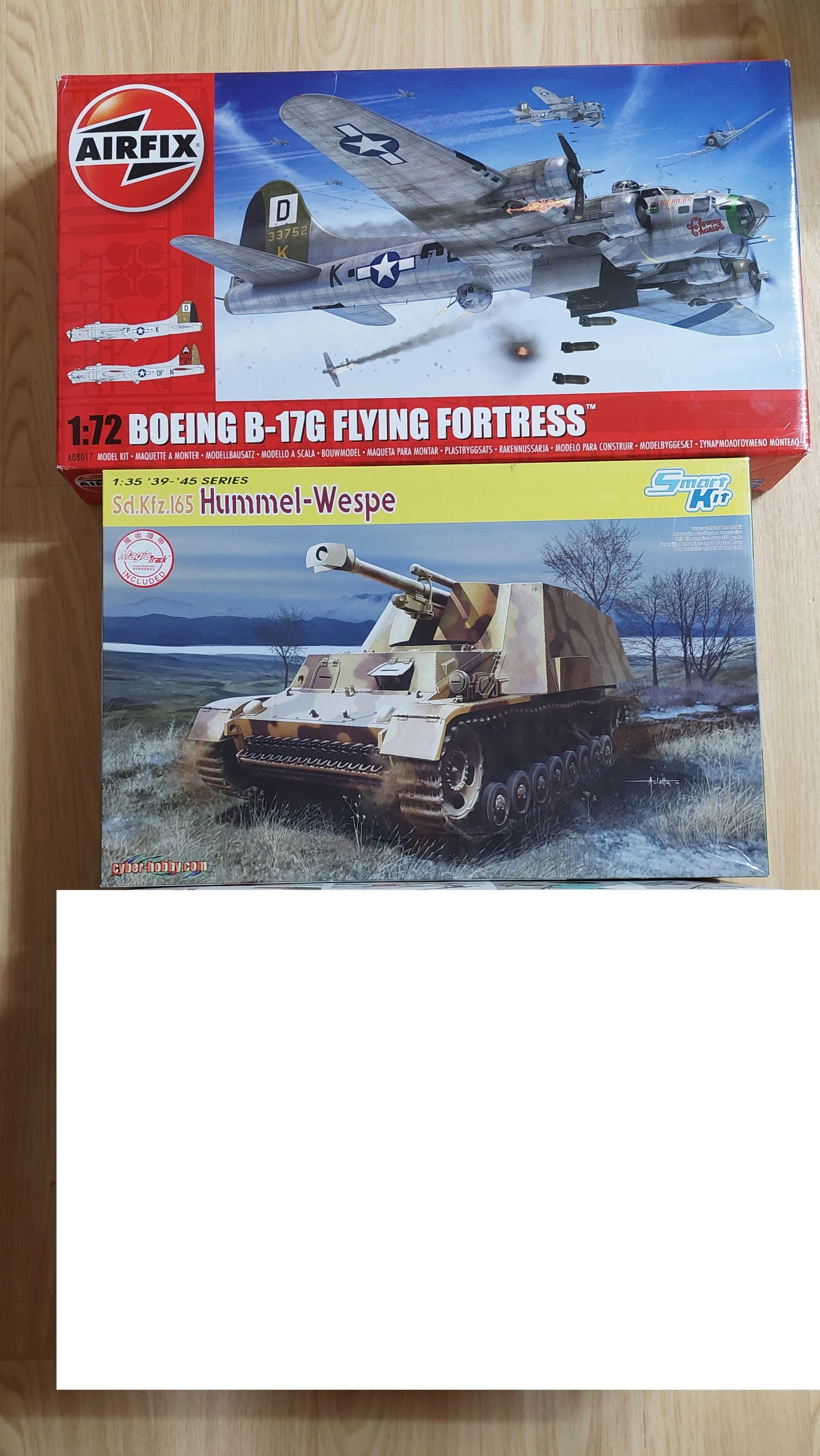 1. 에어픽스 A08017 1/72 B-17G (해당 데칼 버전 절판, 박스 약간 찌그러짐) : 4만원 - 아래 사진 참조