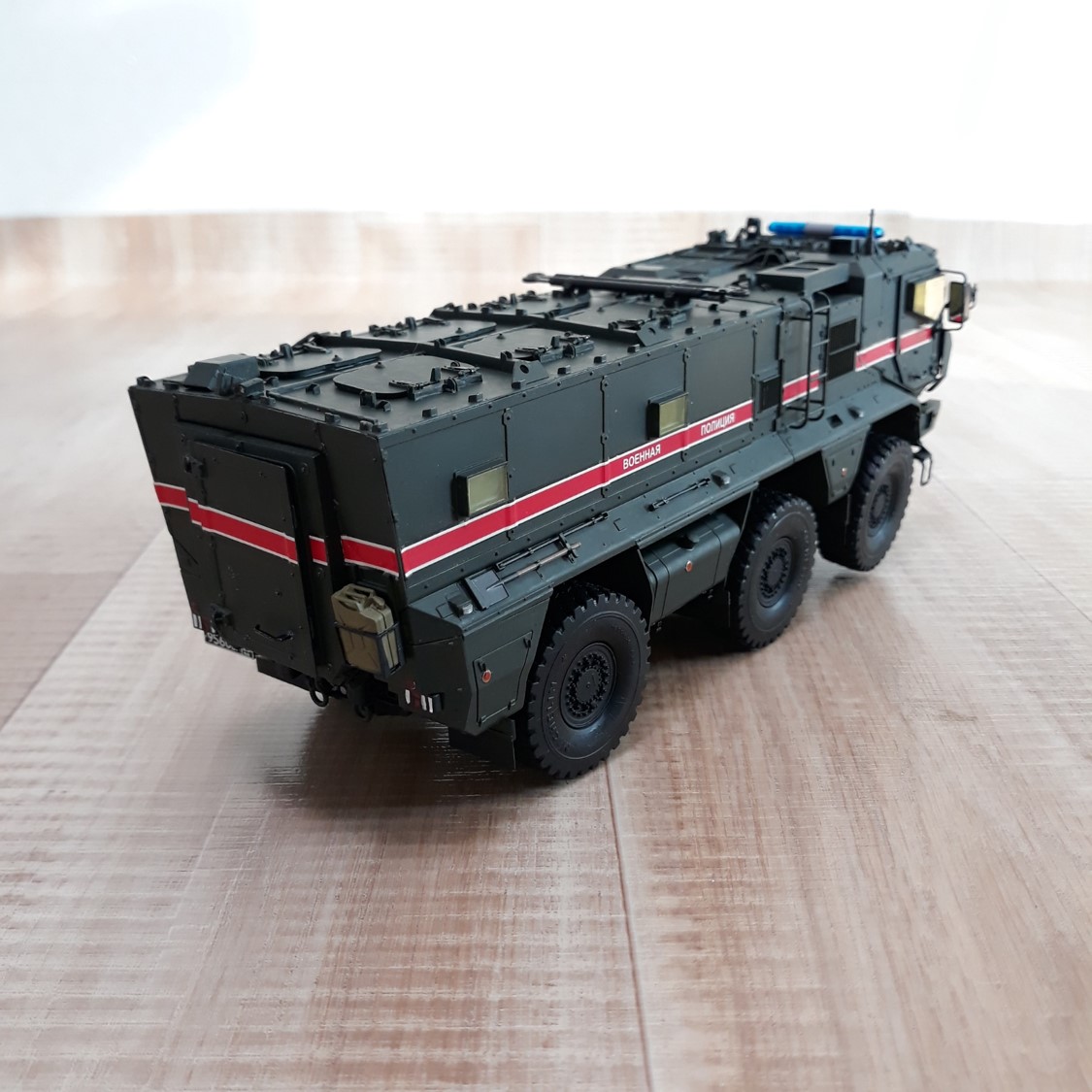 Amazon | ズベズダ 1/35 ロシア陸軍 装輪装甲車 タイフーン-K